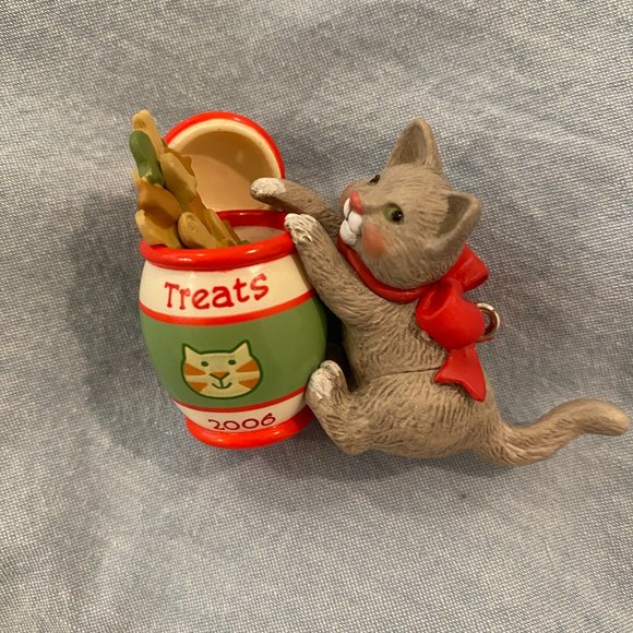 Hallmark Ornament Mischievous Kittens 8th in Series Grey Cat with Treat Jar 2006 - Picture 3 of 5